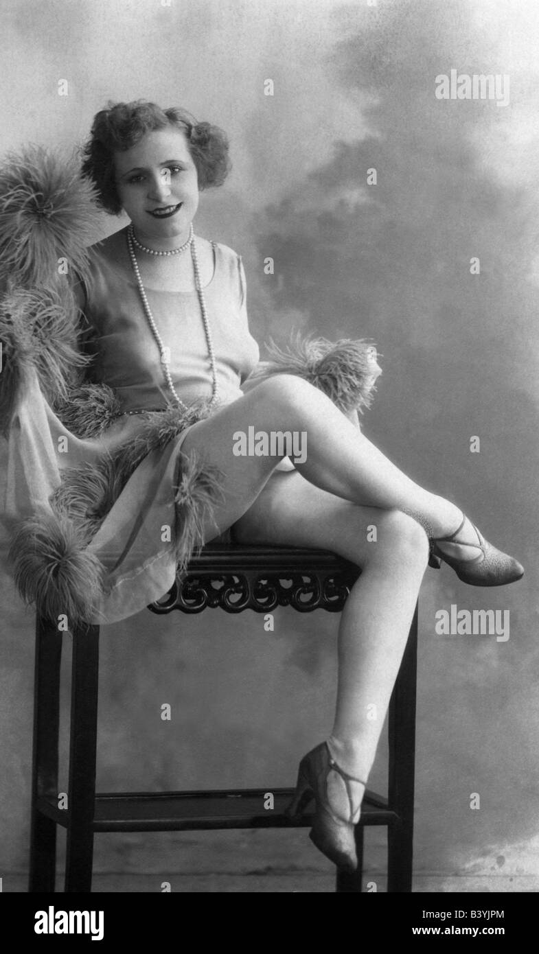 Les gens, les femmes, les jeunes femmes, assis, 1900 - 1930, studio, USA, 1920, Banque D'Images