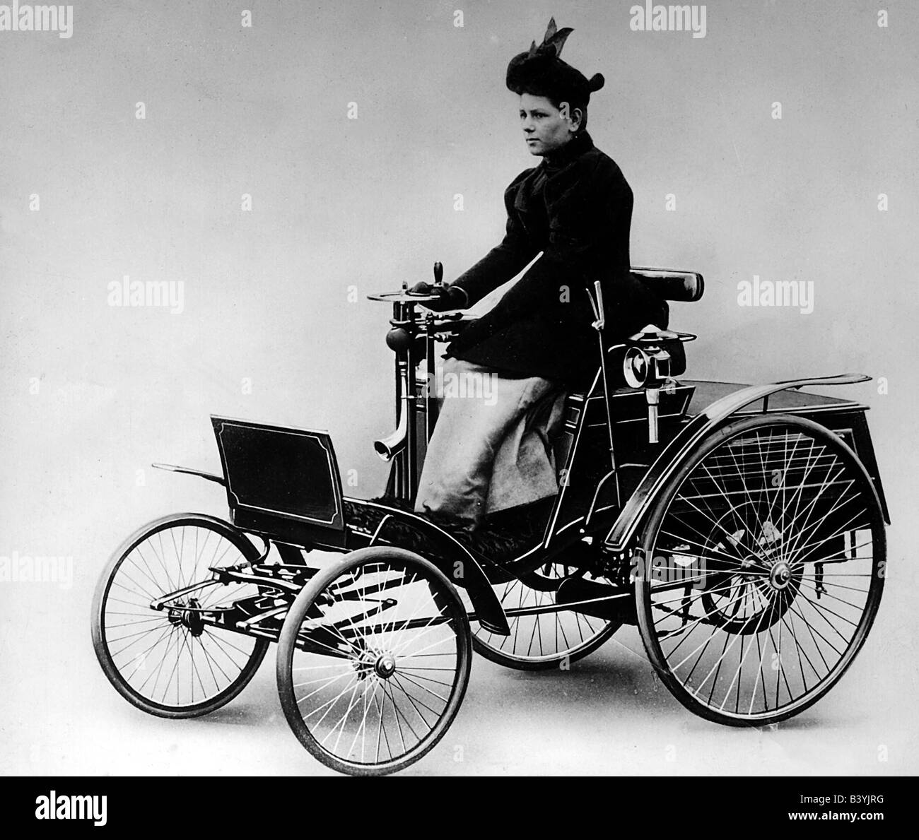 Transport / transport, voitures, modèles, Benz Velo, première voiture compacte produite en masse, derrière le volant Bertha Benz, historique, historique, voiture, typ de voiture, femme conduite, XIXe siècle, Banque D'Images