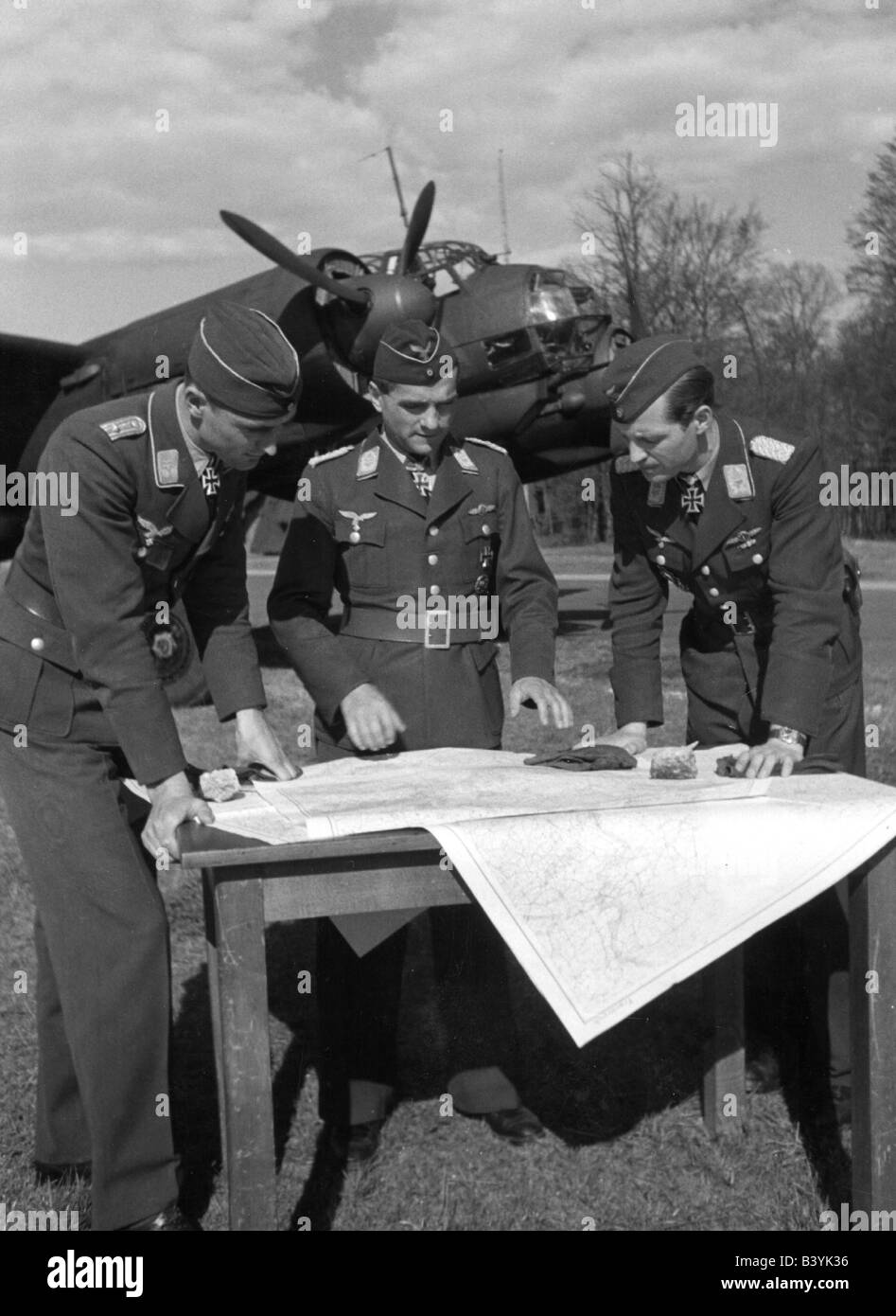 Événements, deuxième Guerre mondiale / seconde Guerre mondiale, guerre aérienne, personnes, Commandant de l'escadre Oberstleutnant (lieutenant-colonel) Walter Storp (centre) lors d'un briefing avant un raid aérien sur Chelmsford, Kampfgeschwader (aile bombardier) 6, Creil, France, 13.4.1943, gauche : Oberleutnant (premier lieutenant) Rudolf Puchinger, droite : Hermann, arrière-plan : Bombardier moyen Junkers Ju 88 A, mission contre l'Angleterre, la Grande-Bretagne, Third Reich, Luftwaffe, uniforme, uniformes, Wehrmacht, officiers, officier, soldat, soldats, carte, planification, aérodrome, pilote, pilotes, bombardiers, titulaire de la , Banque D'Images