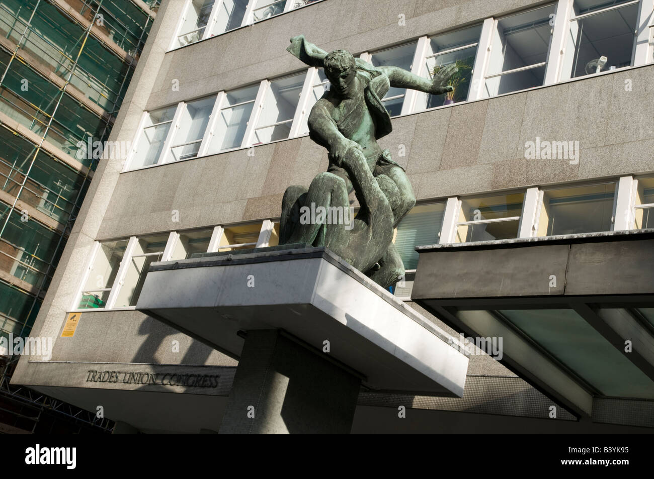 "L'esprit du syndicalisme' sculpture par Bernard Meadows en dehors de Trades Union Congress Building London England UK Banque D'Images