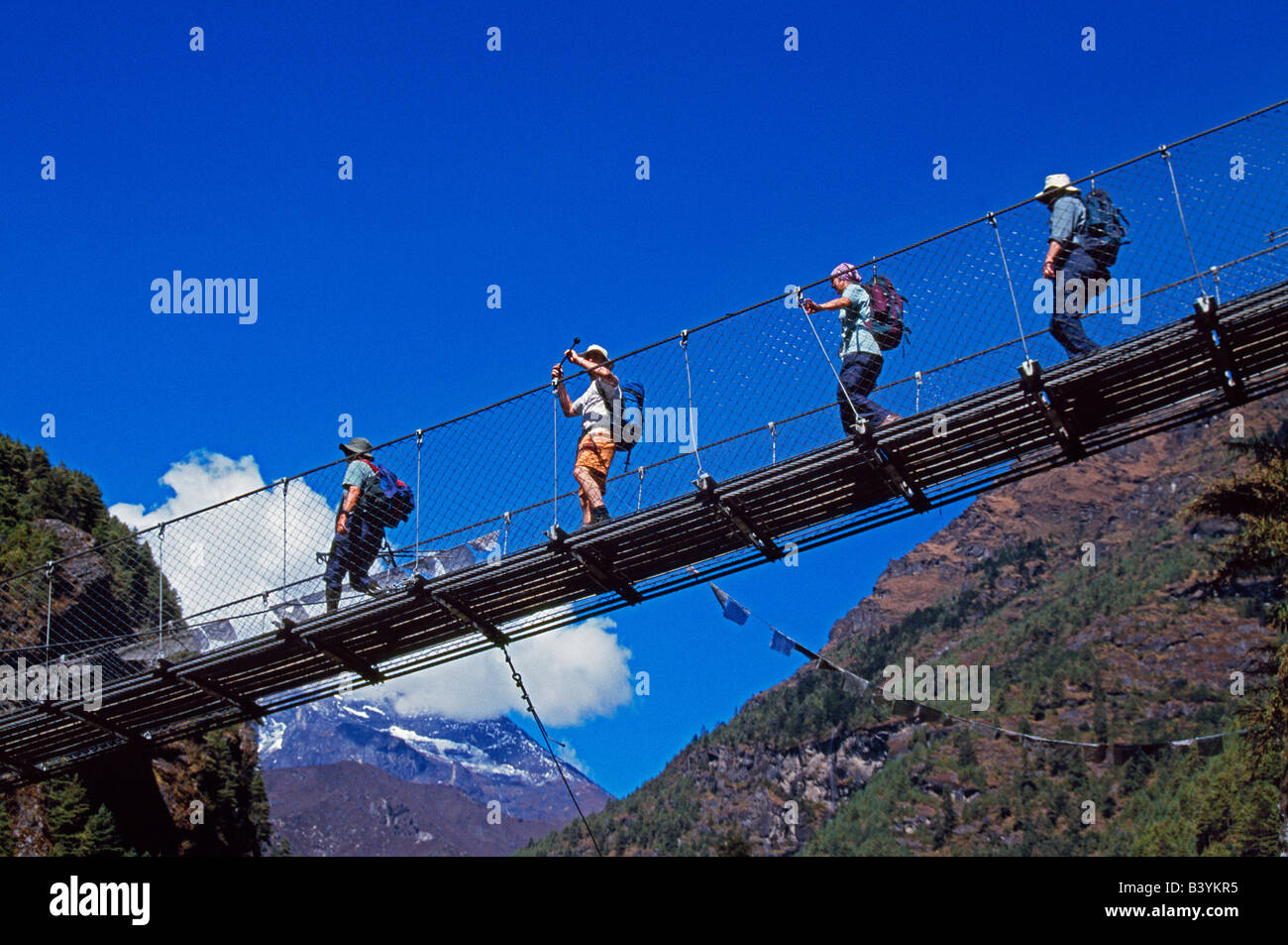 .Le Népal, les randonneurs de Jorsale Solo-Khumbu, traverser un pont suspendu au-dessus de la Dudh Kosi River, près de Jorsale. Banque D'Images .Le Népal, les randonneurs de Jorsale Solo-Khumbu, traverser un pont suspendu au-dessus de la Dudh Kosi River, près de Jorsale. Banque D'Images