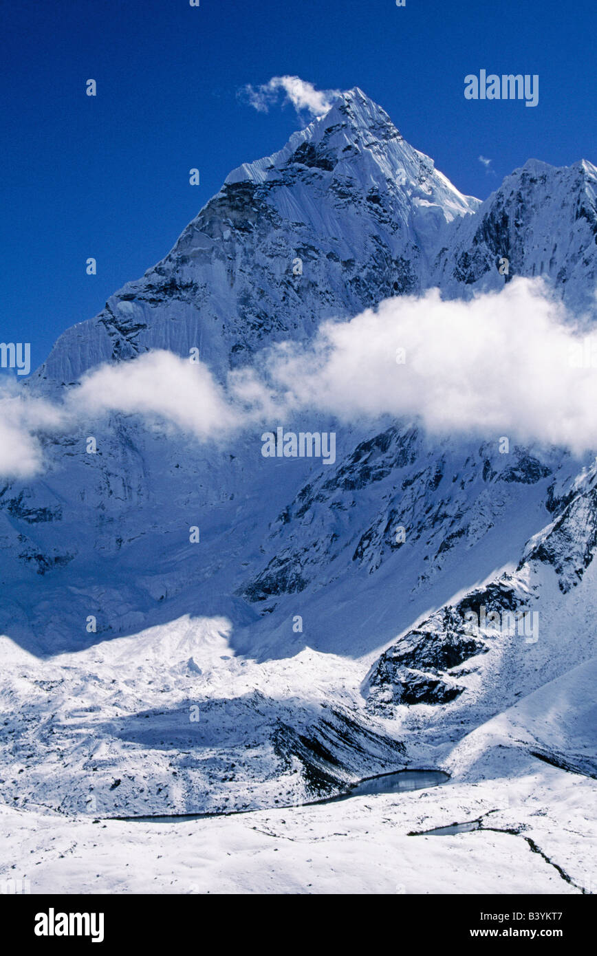 Le Népal, Solo-Khumbu, au-dessus de Chukkung. L'Ama Dablam (face nord), vu de dessus Chukkung. L'Ama Dablam est un des plus typiques de la vallée de l'Klumbu doublure de montagnes. À 6856m ou 22,494ft, il n'est pas la plus haute montagne dans la région, mais il est l'un des plus beaux en apparence. Première monté sur 1961 par Gill, évêque, Ward et romanes. Banque D'Images