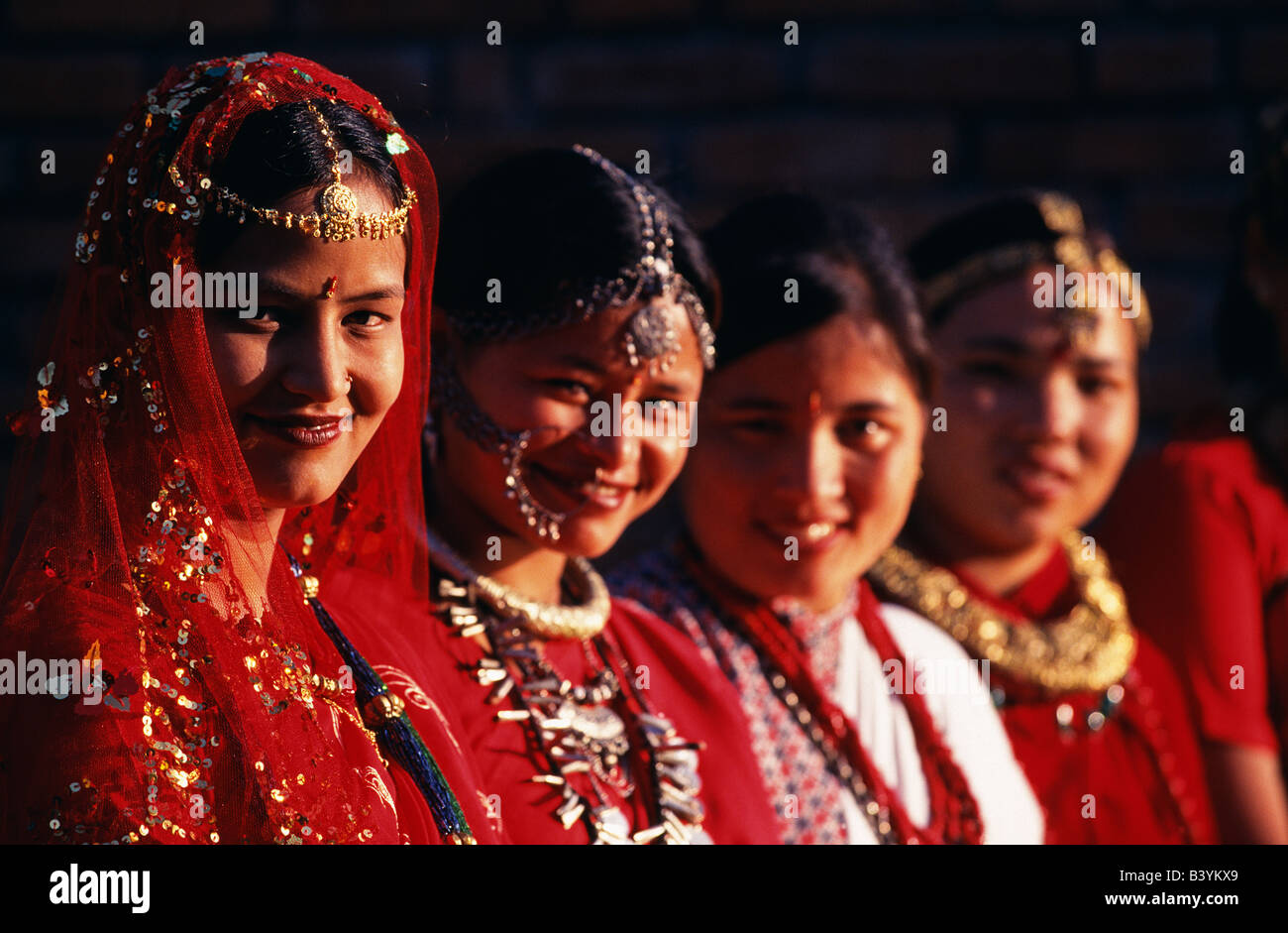 Népal, Katmandou. Nepali femme vêtue de blanc et ivoire à Farrell's Hotel.situé sur le côté est de près de Katmandou, Népal Pashupatinath temple hindou le plus sacré, Dwarikas est de loin la plus intéressante du Népal et l'établissement original. L'hôtel de deux étages de l'immeubles ont été construits dans le style traditionnel Newari, et la plupart des chambres de l'architecture antique de détails. PATA (Pacific Asia Travel Association) a décerné son premier du Farrell PATA Heritage Award en 1980. Banque D'Images