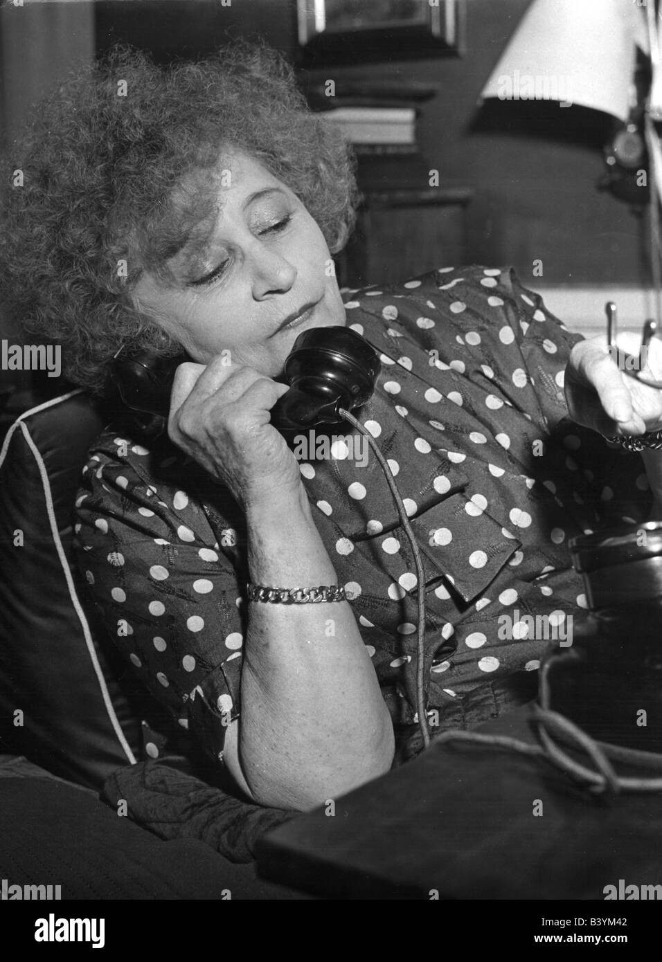 Colette, Sidonie - Gabrielle 28.1.1873 - 3.8.1954, auteur/écrivain français, demi-longueur, assis, téléphonage, vers 1950, chemisier, repéré, récepteur de téléphone, bracelet, , Banque D'Images