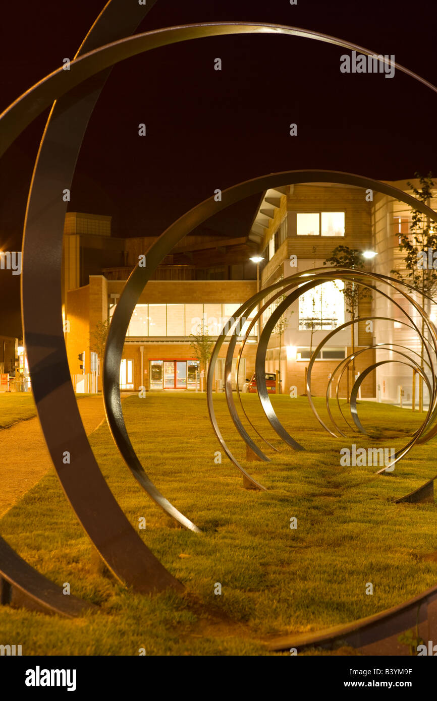 Art urbain du centre-ville de Dumfries la sculpture de printemps par Walter Jack à la DG1 complexe de loisirs de nuit à Scotland UK Banque D'Images