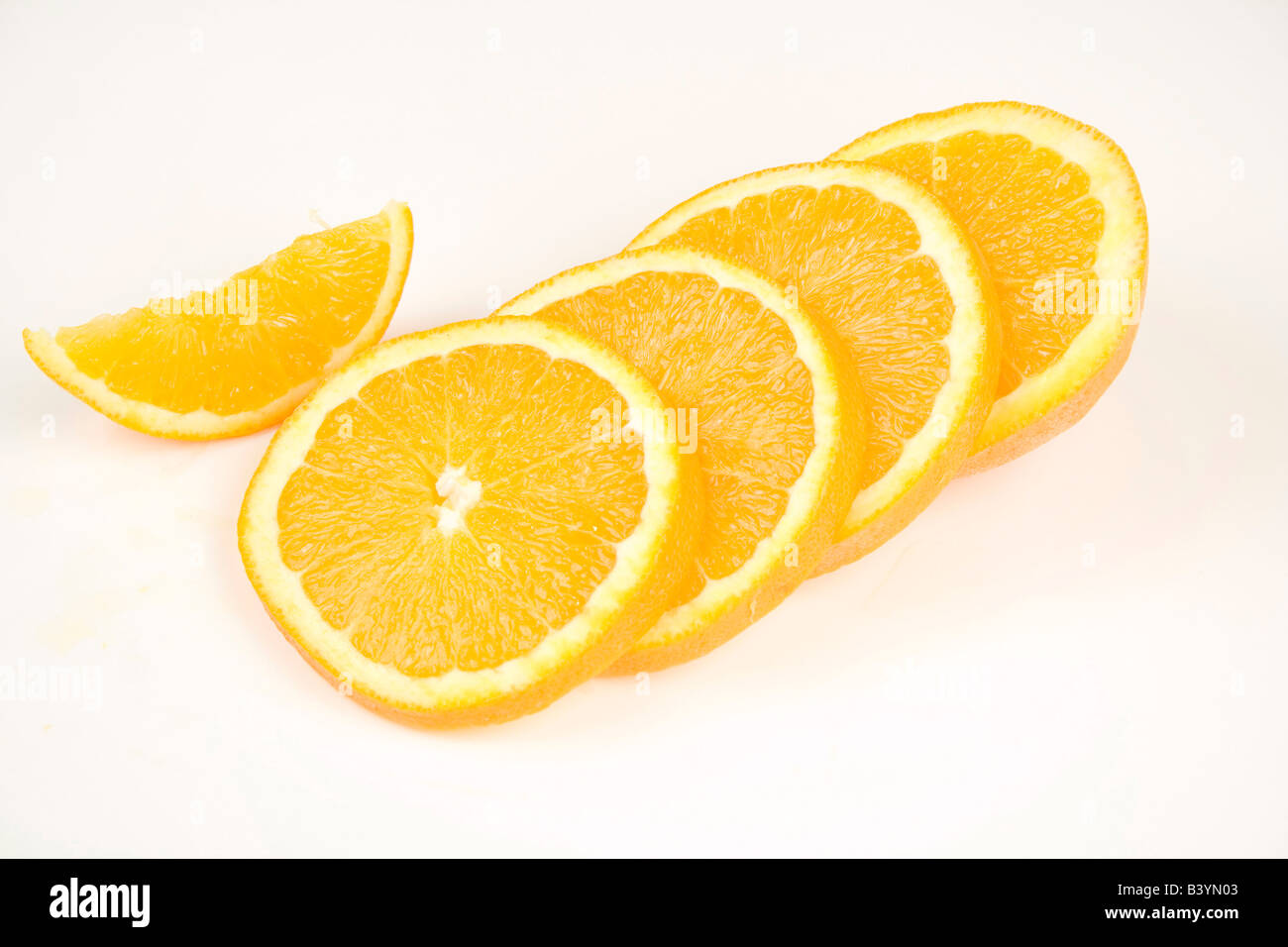 Les tranches d'Orange isolé sur fond blanc Banque D'Images