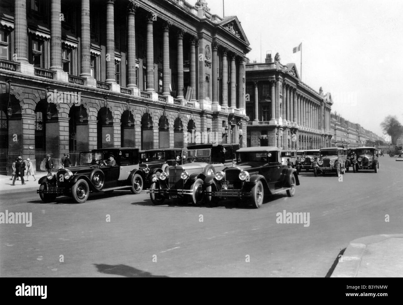 Voyage / géographie, France, Paris, places, Place de la Concorde, avec Hôtel Brillond et ministère de la Marine, années 1930, 30, voiture, voitures, parking, circulation, historique, peuple historique, XXe siècle, Banque D'Images