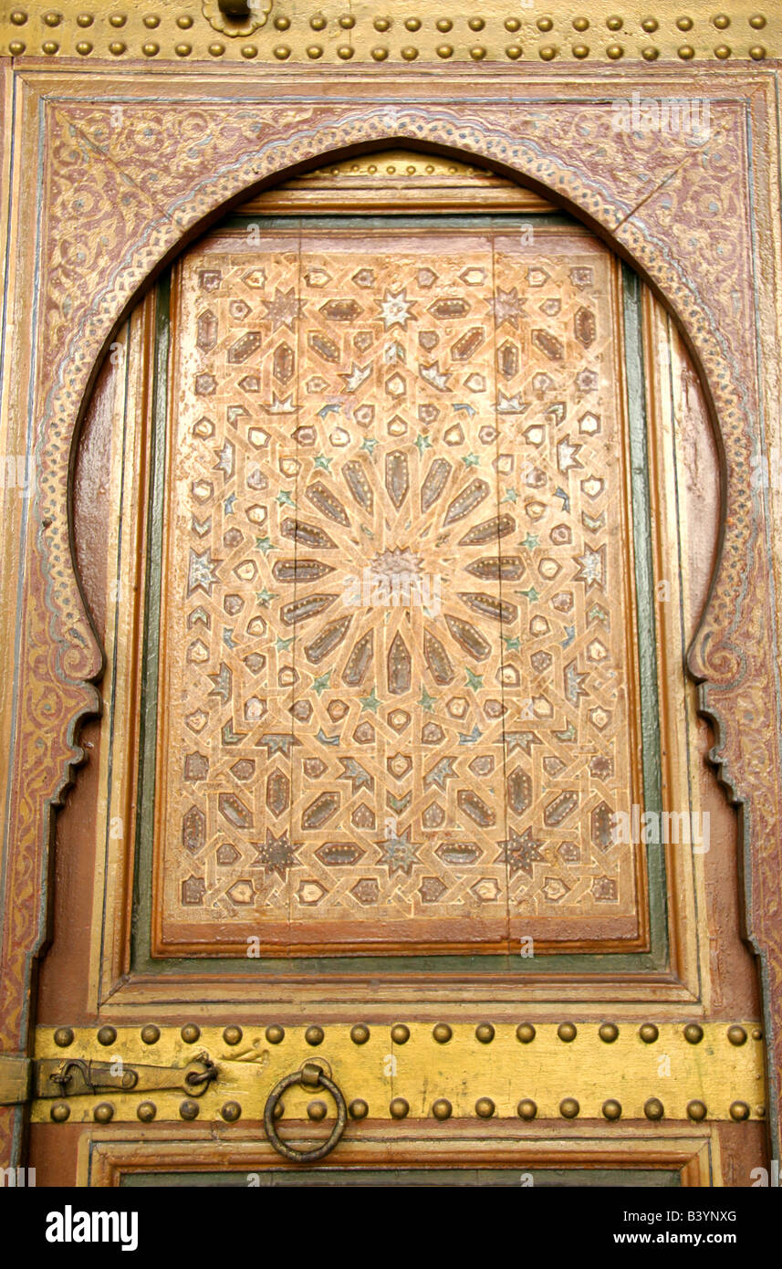 Motifs et dessins sur une vieille porte marocaine à Marrakech Banque D'Images