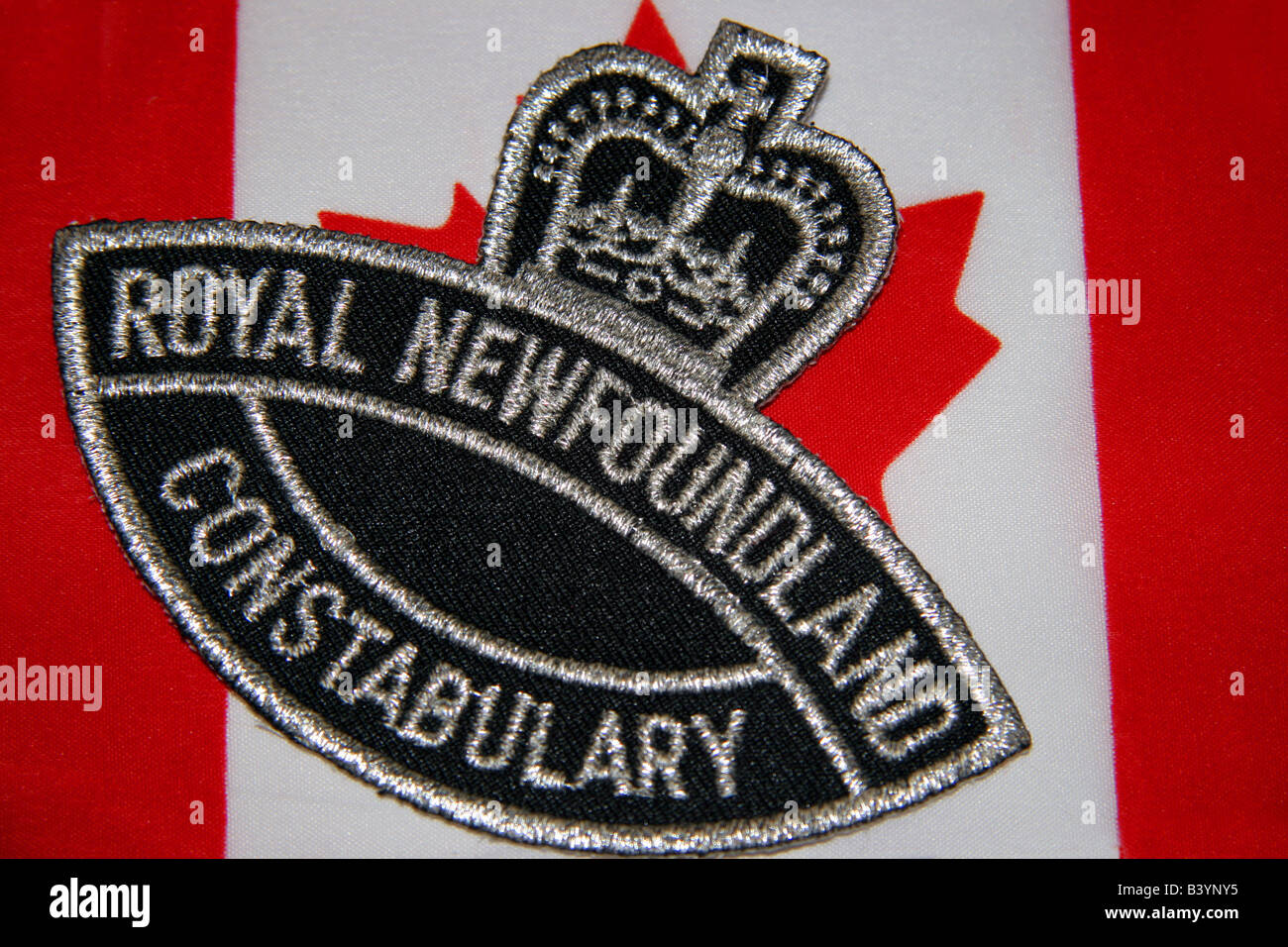 Ancien de la Royal Newfoundland Constabulary police et drapeau canadien Banque D'Images