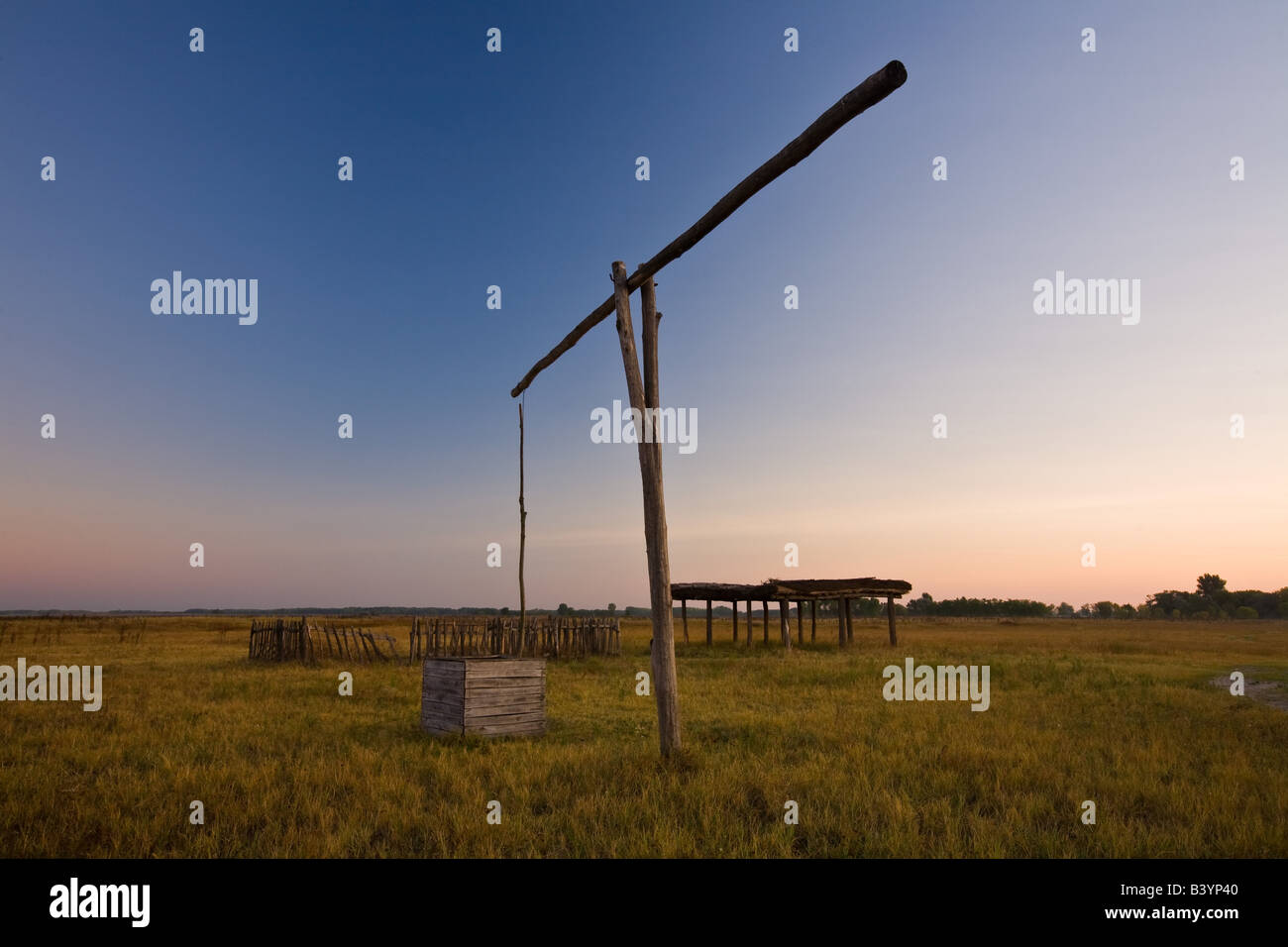 Un puits typique et une porte des brebis dans la Puszta Banque D'Images