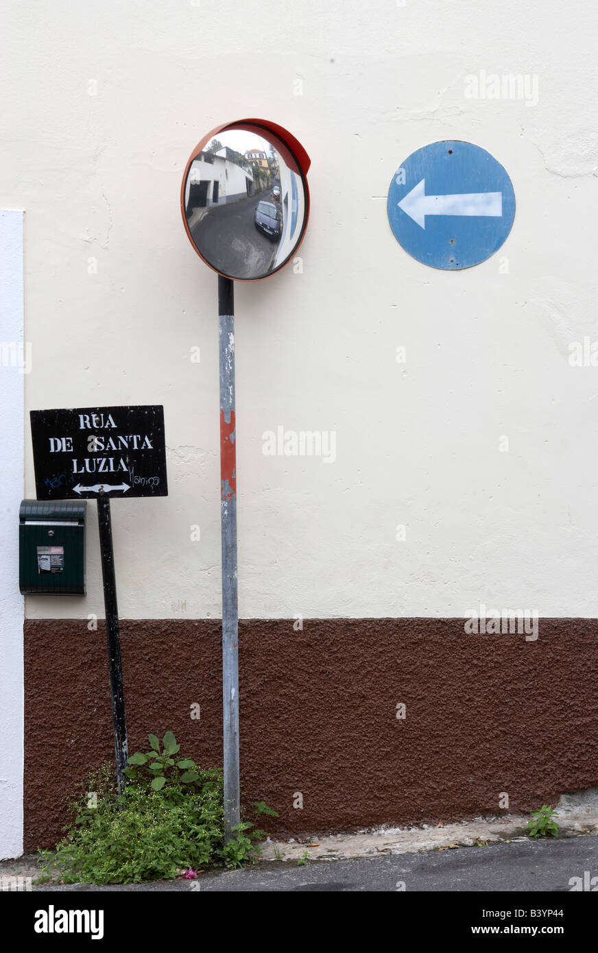 Une façon signe de la circulation et de la rue miroir convexe à Madère, au  Portugal Photo Stock - Alamy