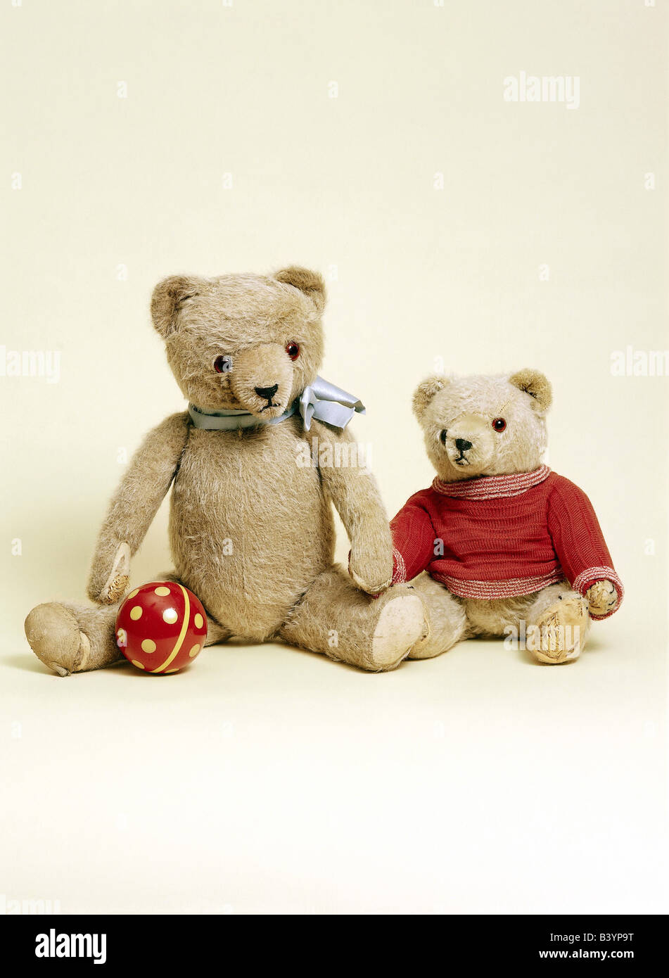 Jouets, ours en peluche, deux ours, 1940, 40s, historique, historique,  l'ours, balle, jouet, jouets Photo Stock - Alamy