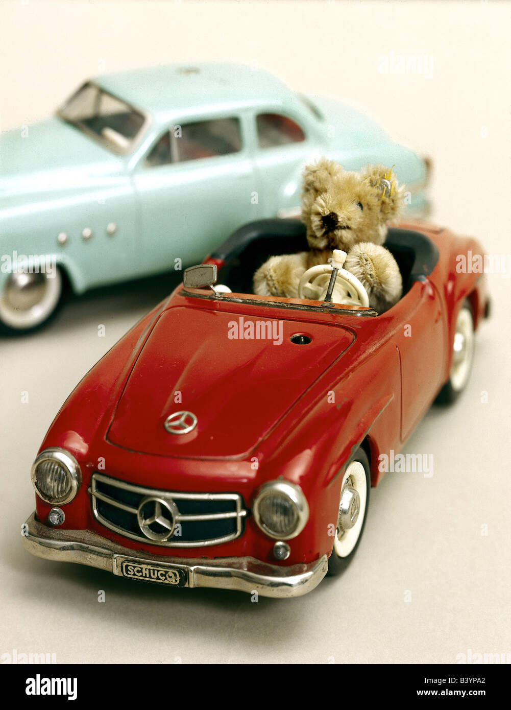 Jouets, ours en peluche, ours en peluche dans Mercedes cabriolet, 1940,  40s, historique, historique, l'ours, jouet, voiture Photo Stock - Alamy