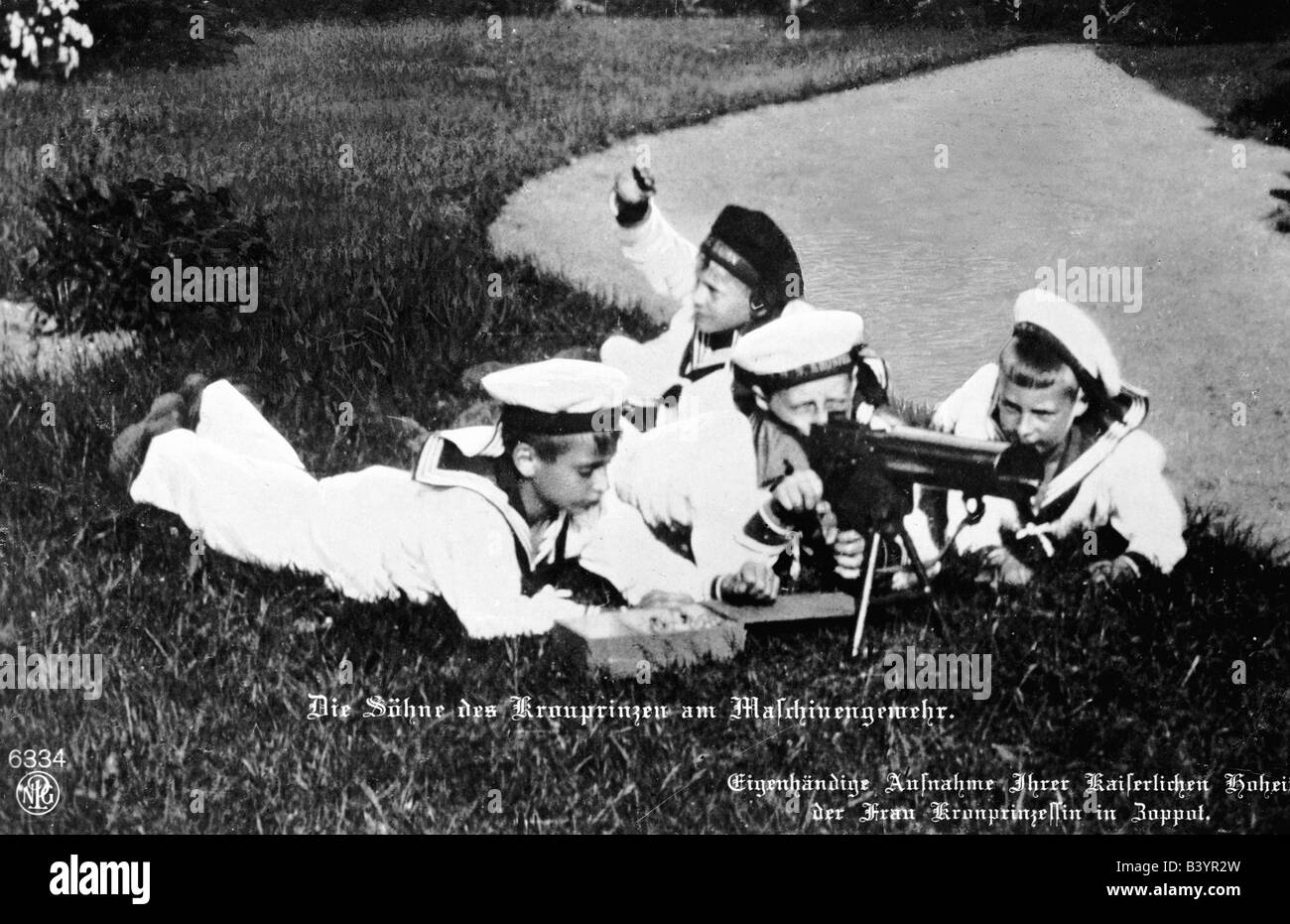 William, 6.5.1882 - 20.7.1951, prince héritier allemand 15.6.1888 - 9.11.1918, son fils jouant avec une mitrailleuse jouet, carte postale après photo par la princesse Cecilie, Zoppet, vers 1914, Banque D'Images