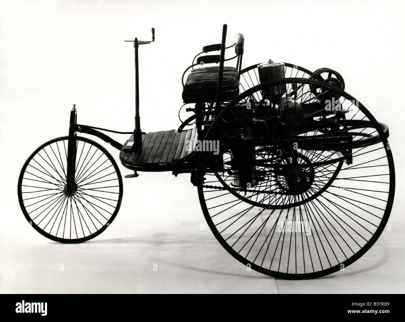 Transport / transport, voiture, variantes de véhicules, Benz, voiture de moteur de brevet numéro 1, 1885, vue de gauche, 2ème moitié XXe siècle, voiture de moteur de brevet, voiture de moteur de brevet, découpe, découpe, découpe, vue latérale, trois roues, trois roues, tricar, véhicule à trois roues, trois roues, tricycle, levier de direction, roue à rayons, roues, roue à rayons, roues Roues à rayons, moteurs, moteurs, moteurs à combustion, moteurs à combustion, phaeton, petite voiture, allemand, allemand, Allemagne, Empire allemand, Époque impériale, XIXe siècle, transport, transport, voiture, voitures, engourdissement, Banque D'Images