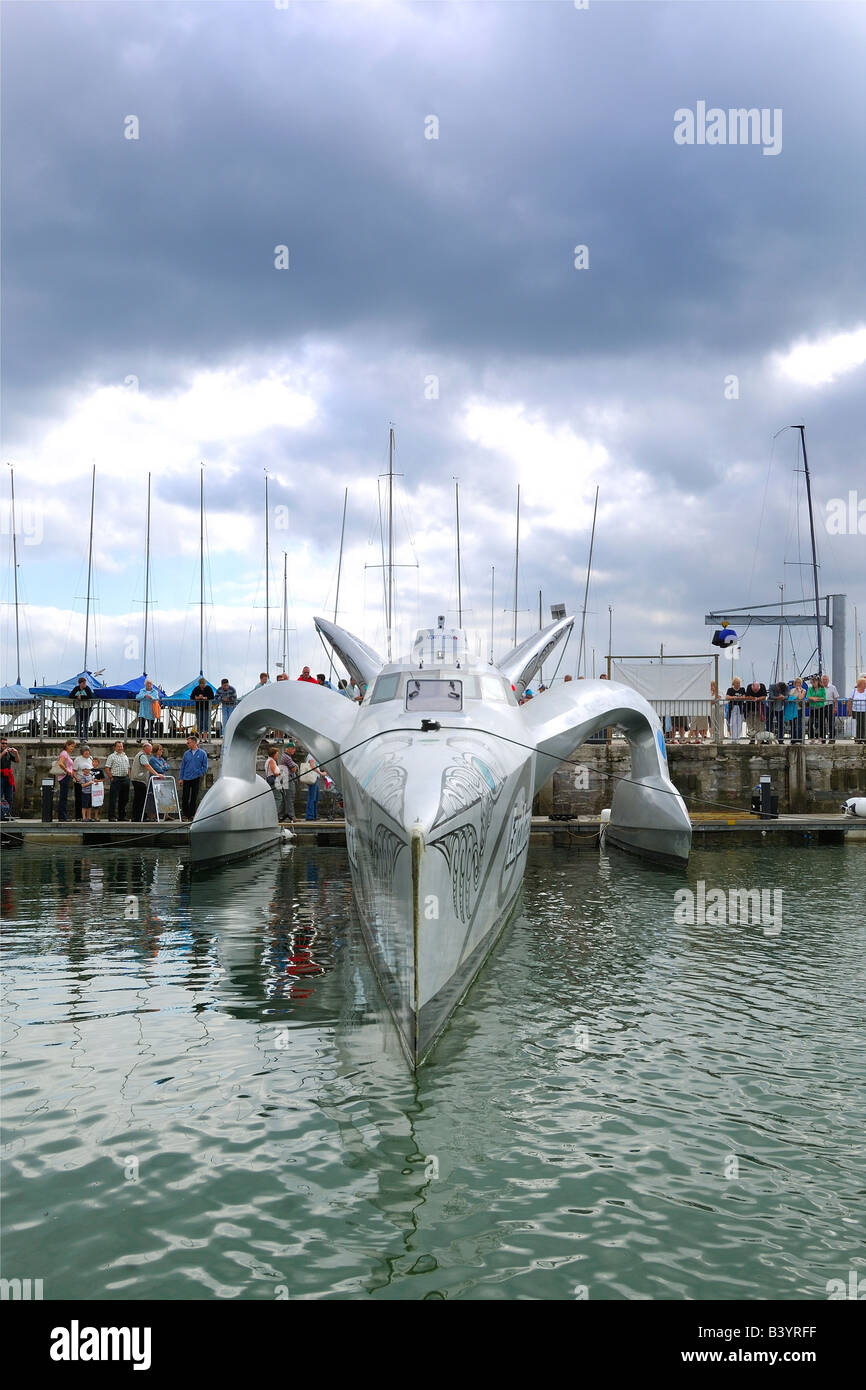 Le magnifique eco Earthrace navire amarré sur le port de Torquay à afficher dans le sud du Devon en Angleterre Banque D'Images