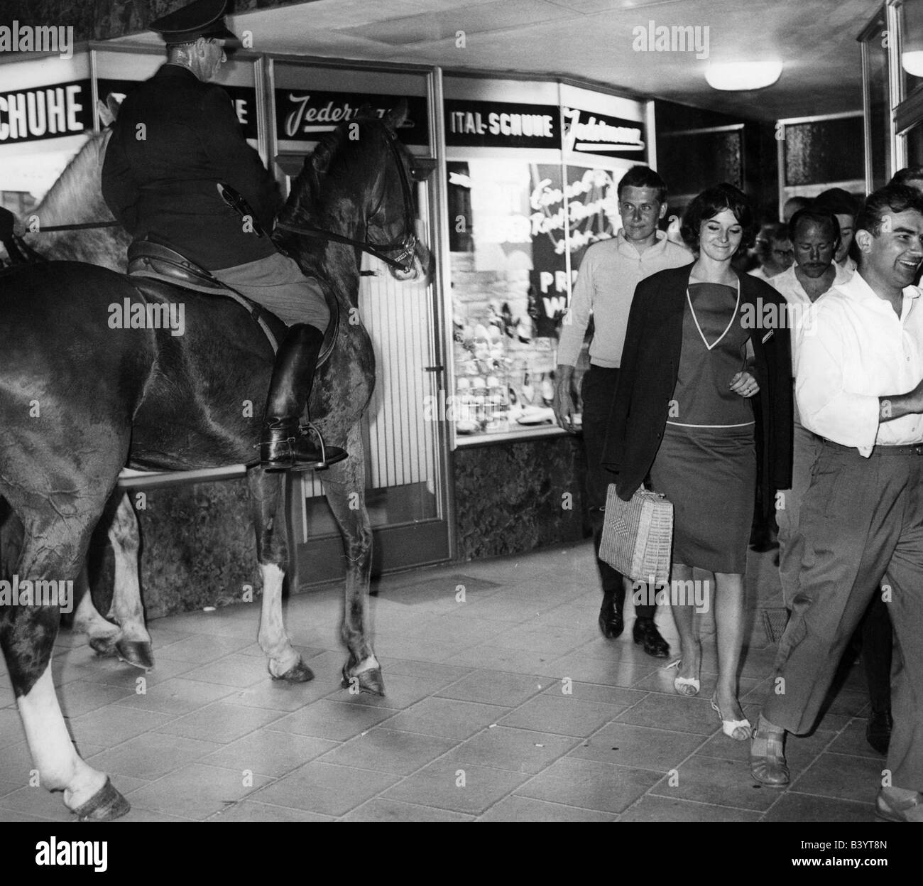 Géographie / voyages, Allemagne, politique, manifestations, 'Émeutes de chwabing', police montée devant un magasin, Munich, 1962, Banque D'Images