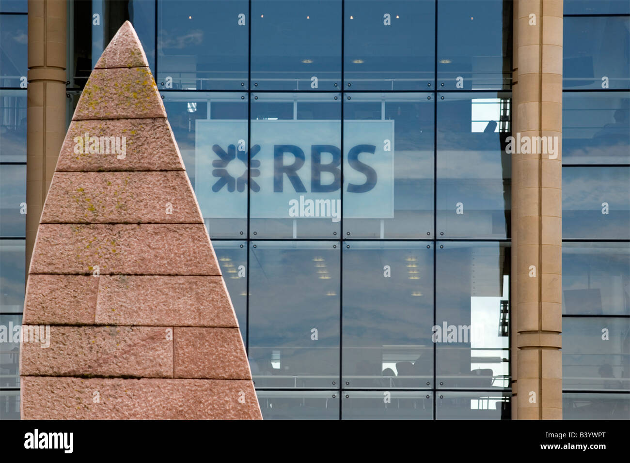 Royal Bank of Scotland bureaux à Edimbourg à Gogarburn avec sculpture en pierre. Banque D'Images