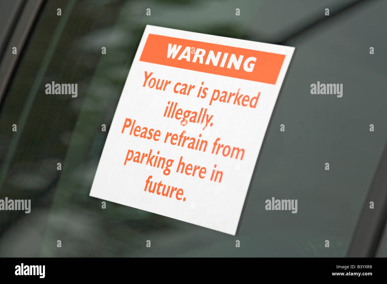 Fenêtre de voiture avec autocollant d'avertissement de dépassement de stationnement. Ticket de parking. Le stationnement est correct. Banque D'Images