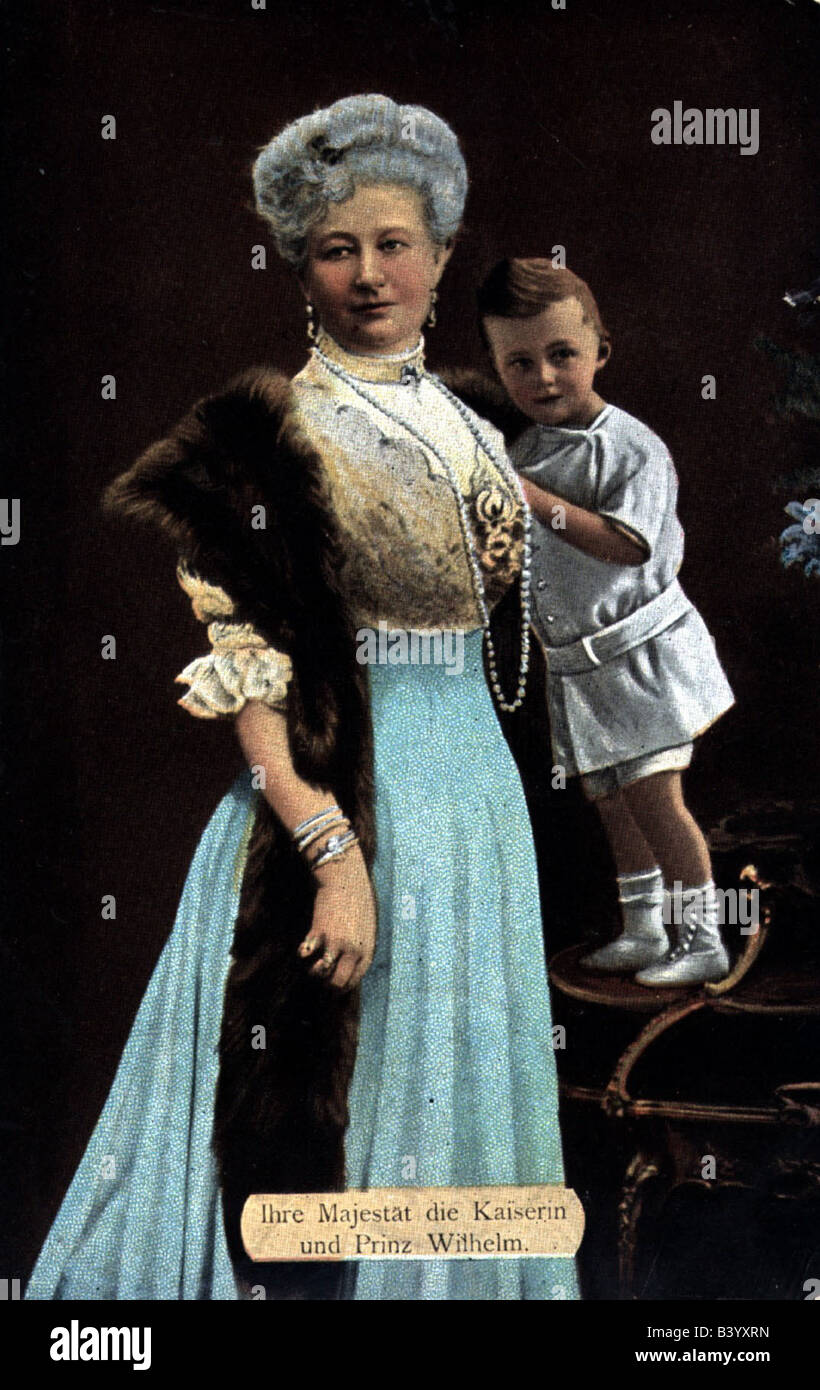 Augusta Victoria, 22.10.1858 - 11.4.1921, impératrice allemande 15.6.1888 - 9.11.1918, demi-longueur, avec petit-fils le prince William Frederick (1906 - 1940), carte postale colorée, Kunstanstalt Conrad Kemnitz, Eberswalde, estampillé 8.9.1909, Banque D'Images