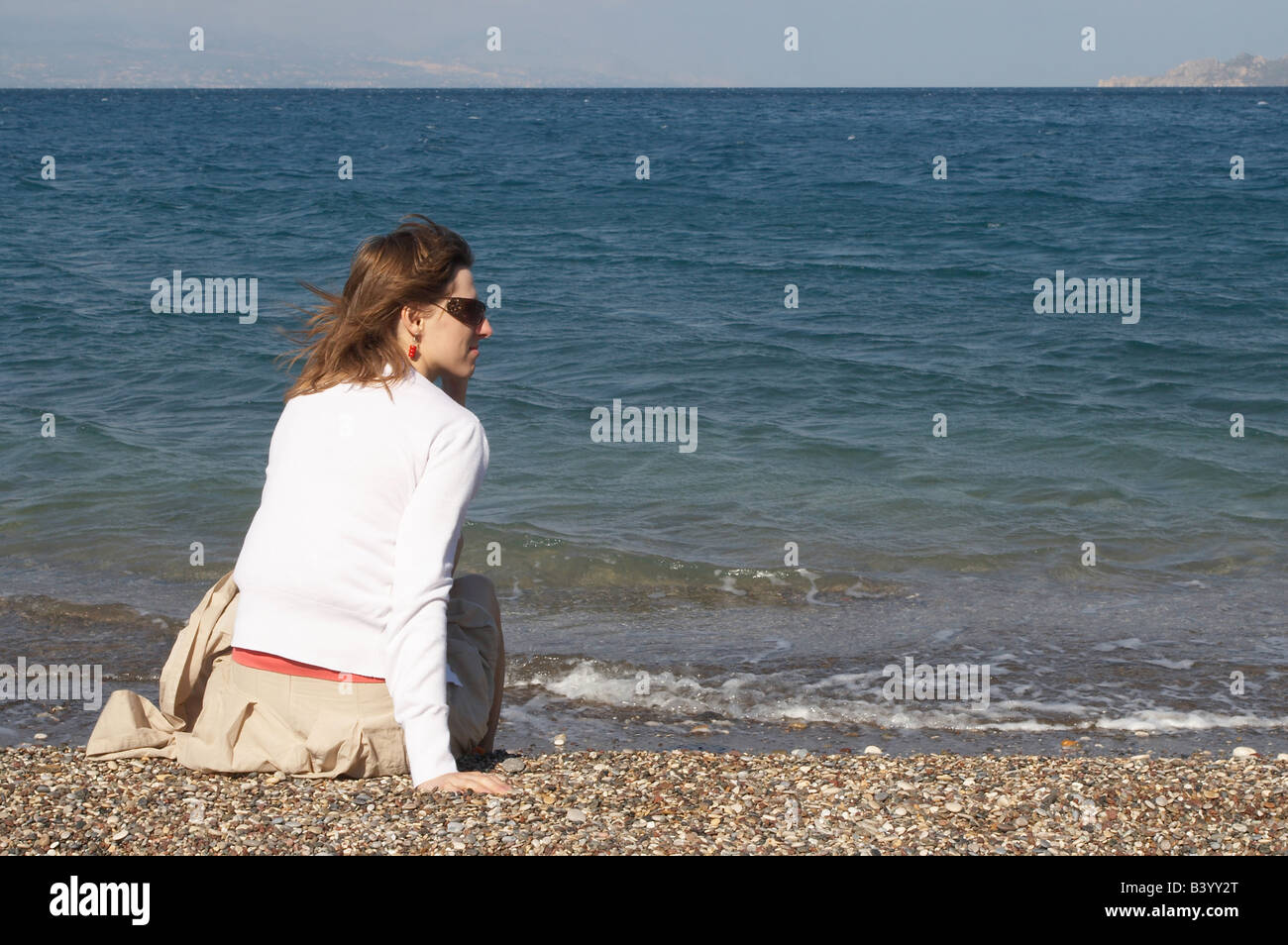 La jeune fille sur le littoral Banque D'Images