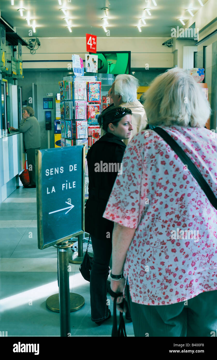 Paris France, personnes du groupe 'Lining Up » Queuing From Behind, Inside French Post Office' Banque postale » Women Waiting Banque D'Images