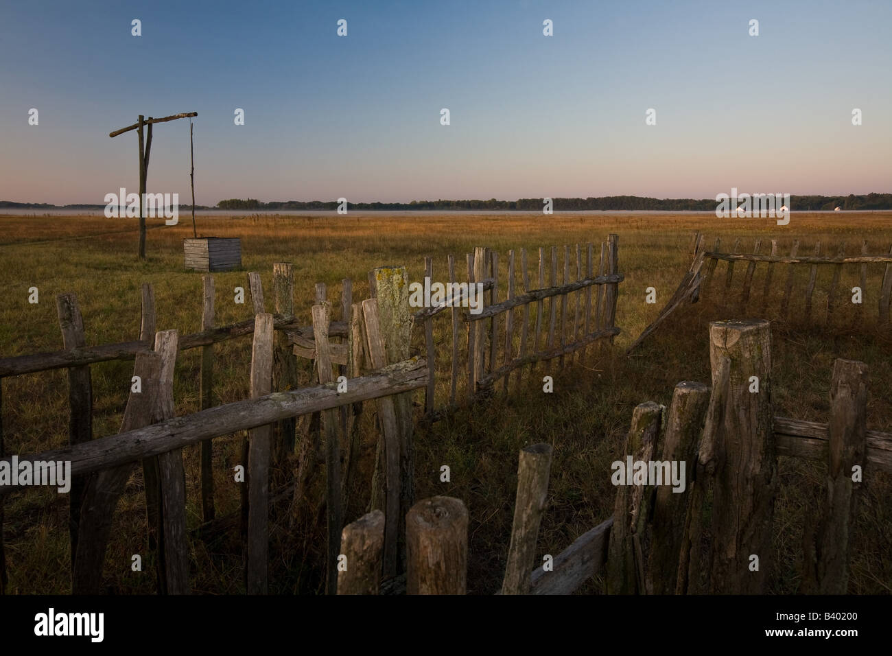 Une porte des brebis et un puits typique dans la Puszta Banque D'Images