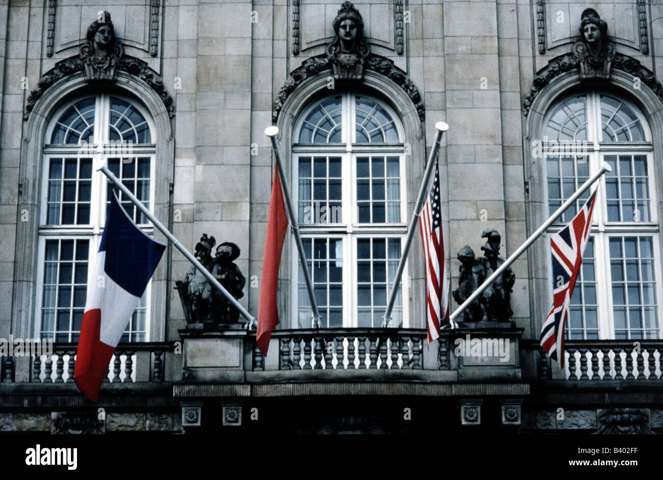 Géographie / voyages, Allemagne, Berlin, autorités, conseil de contrôle allié à Schoeneberg, drapeaux sur balcon, , Banque D'Images