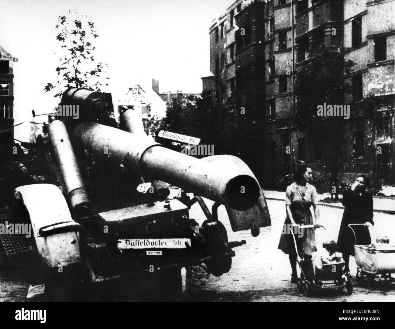 Événements, seconde Guerre mondiale / seconde Guerre mondiale, Allemagne, fin de guerre, femmes avec landaus passant détruit pistolet lourd à la rue Duesseldorfer, Berlin, mai 1945, destruction, canons, mortier de 21 cm 18, mortiers, howitzer, obusiers, artillerie, XXe siècle, historique, calèches, landers, landaus, chaise, chaises, Dusseldorfer, Duseldorfer, population des années 1940, habitants Banque D'Images