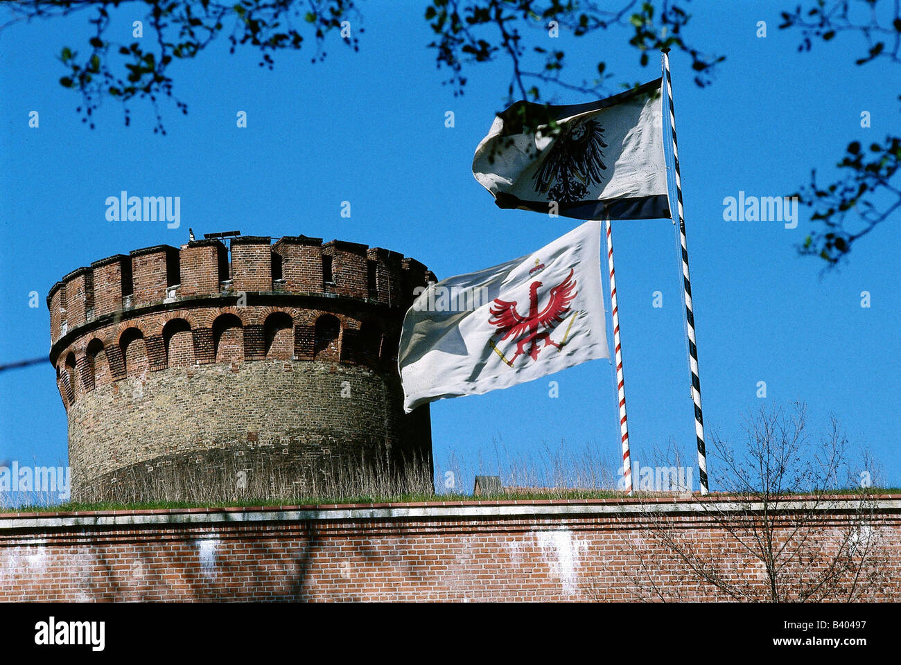 Géographie/voyage, Allemagne, Berlin, Citadelle de Spandau, construit 1559 - 1594, tour et drapeaux de la Prusse et du Brandebourg, fin des années 1980, 80, drapeau, mur, forteresse, prison, Europa, XXe siècle, , Banque D'Images