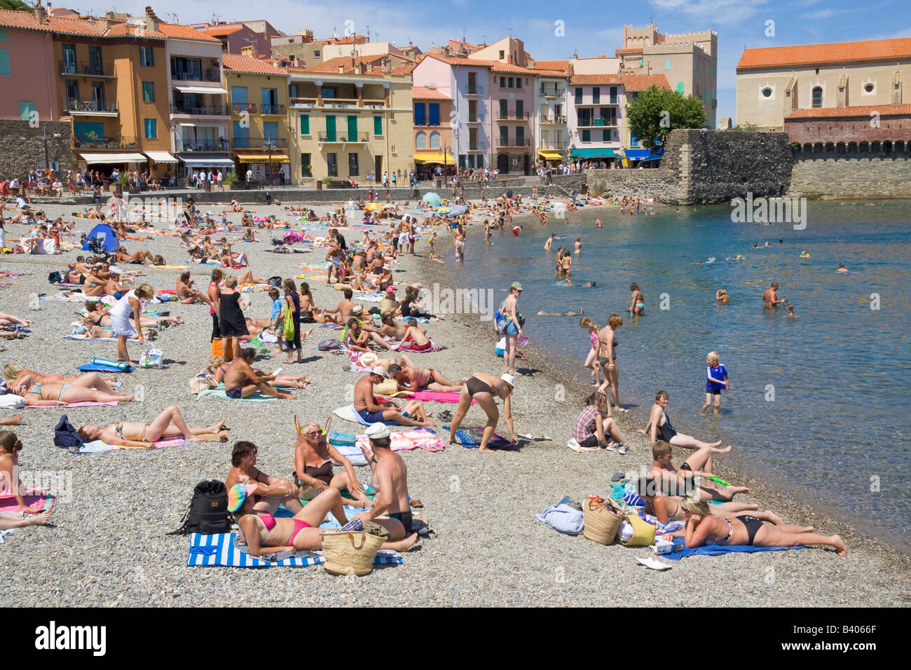 Vacationists se trouvent sur la plage 'Plage Boramar' à Collioure / Sud de France Banque D'Images