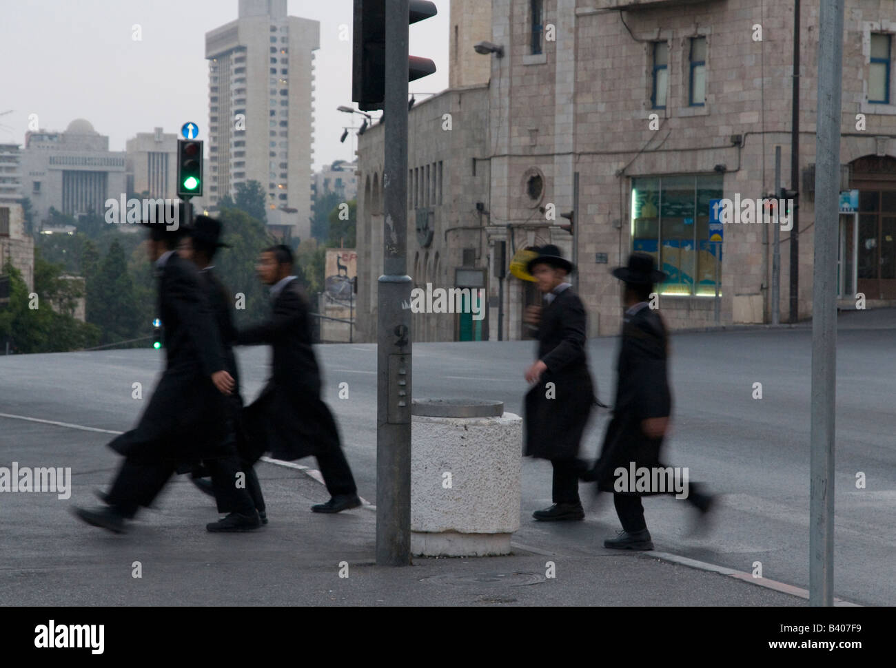 Israël Jérusalem Tsahal square groupe de juifs orthodoxes de traverser la rue au feu de circulation Banque D'Images