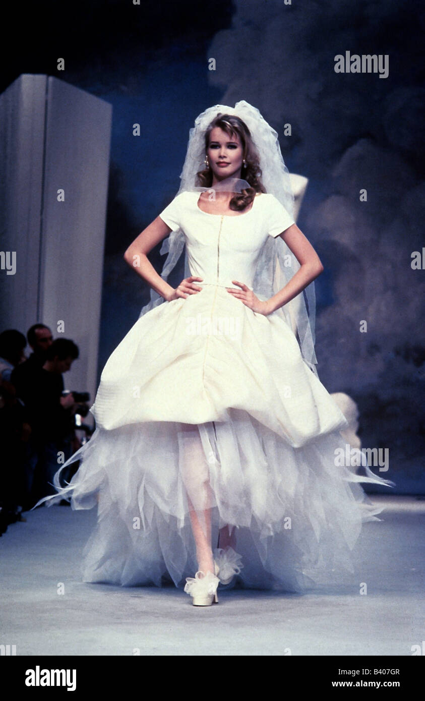 Catwalk model claudia schiffer Banque de photographies et d’images à haute résolution Alamy