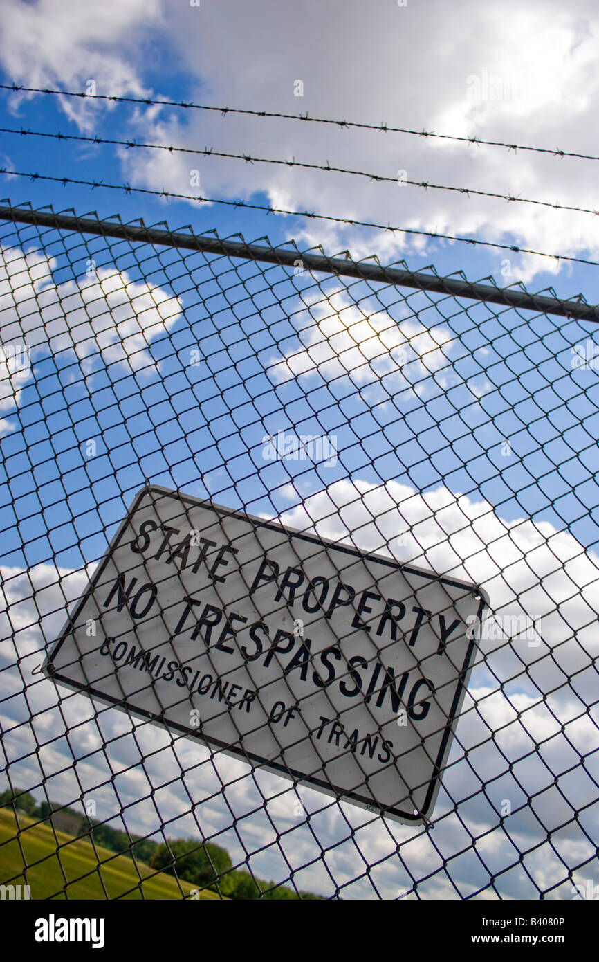 Une entrée interdite panneau Propriété de l'Etat entrée interdite en dehors d'un aérodrome Banque D'Images