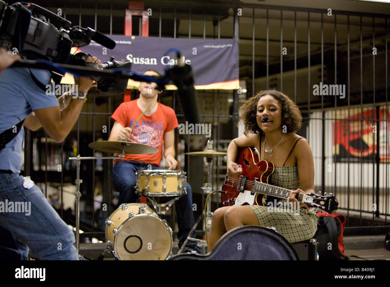 Susan Cagle et groupe sont MUNY interprètes dans le métro et les gares de contribuer à la culture musicale de la ville de New York Banque D'Images