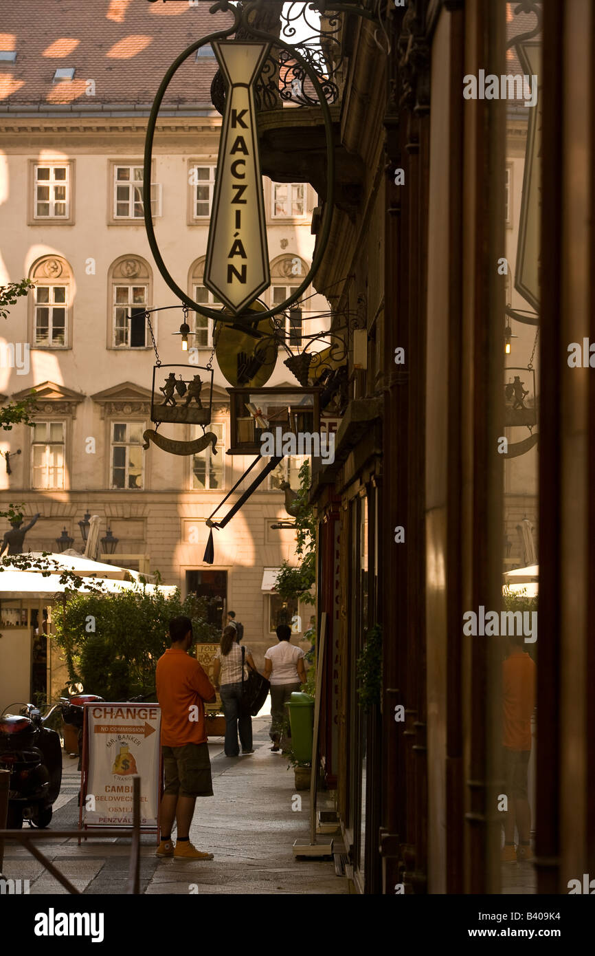 La publicité des entreprises dans une rue de la rue commerçante Vaci utca Budapest Banque D'Images
