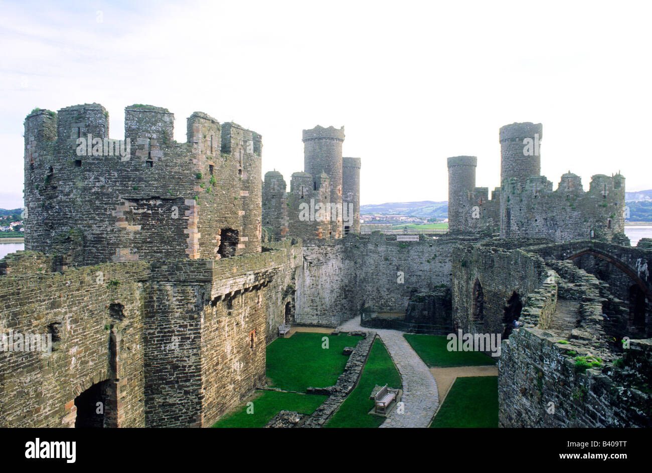 Pays de Galles Conwy Castle Conway de murs en pierre d'architecture médiévale tourelles tours châteaux gallois au Royaume-Uni Banque D'Images