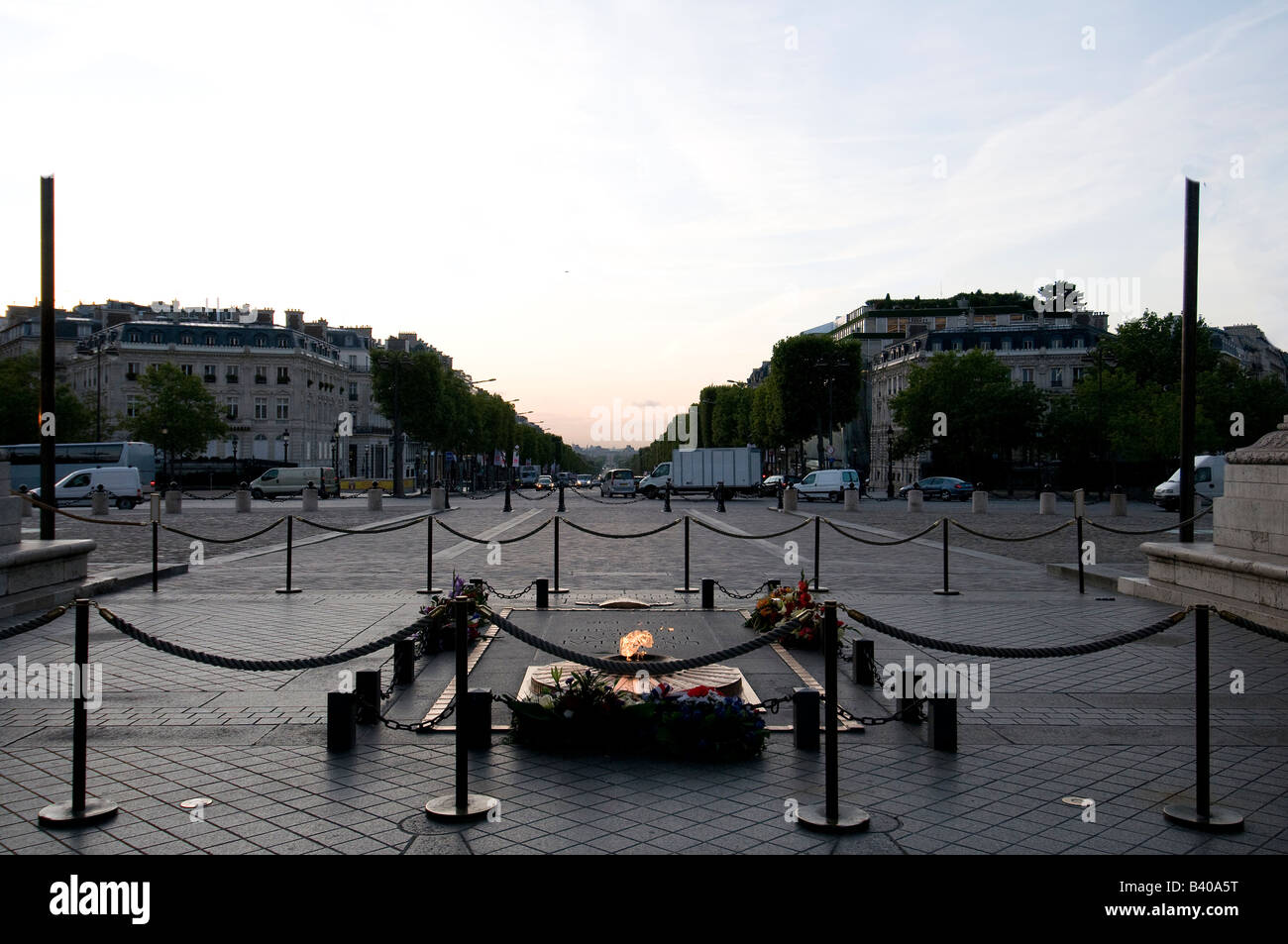 le monument du soldat inconnu à l'arche triomphale À Paris Banque D'Images