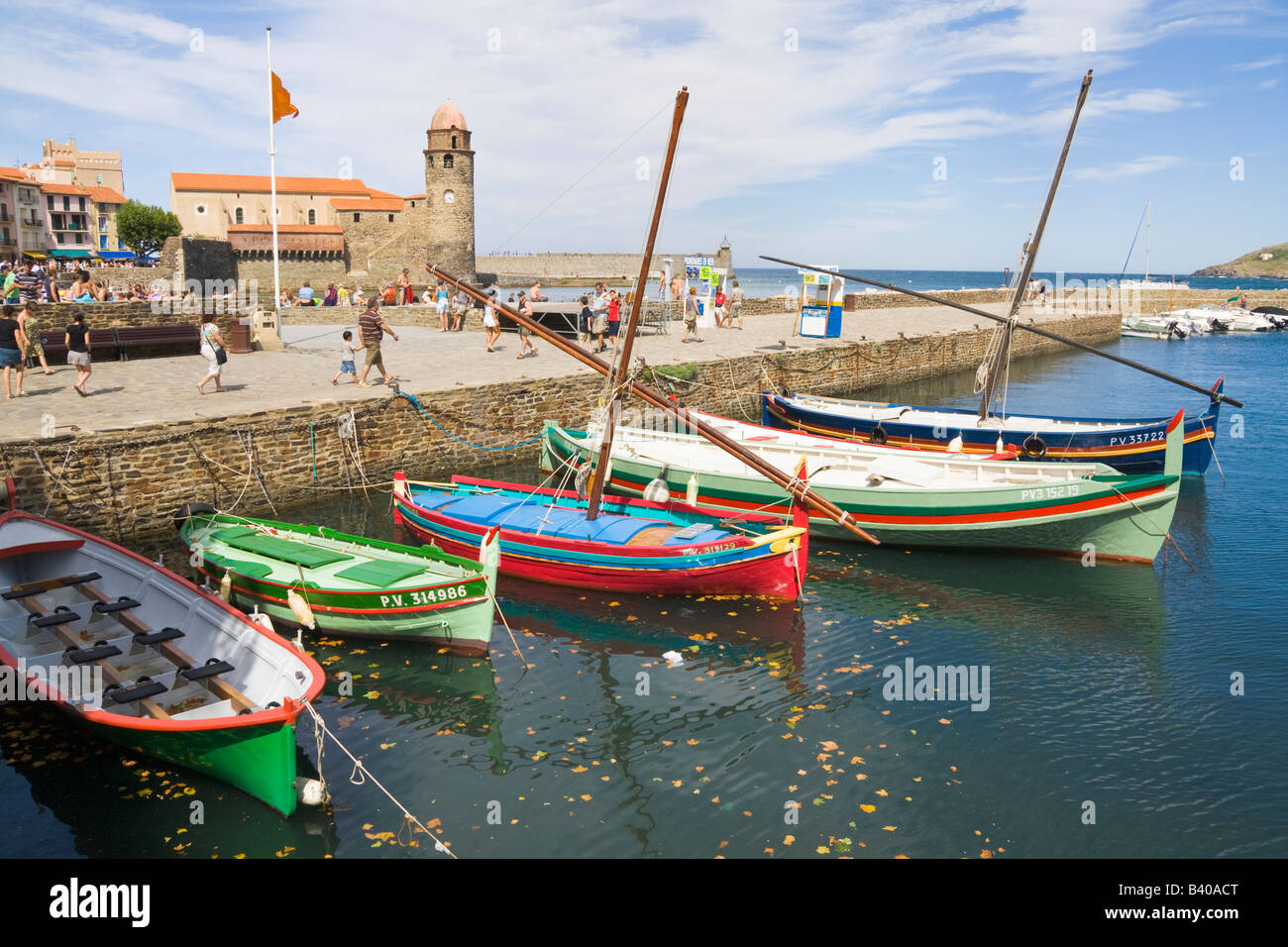 Voiliers et barques mouillent au port de Collioure, dans le sud de la France Banque D'Images