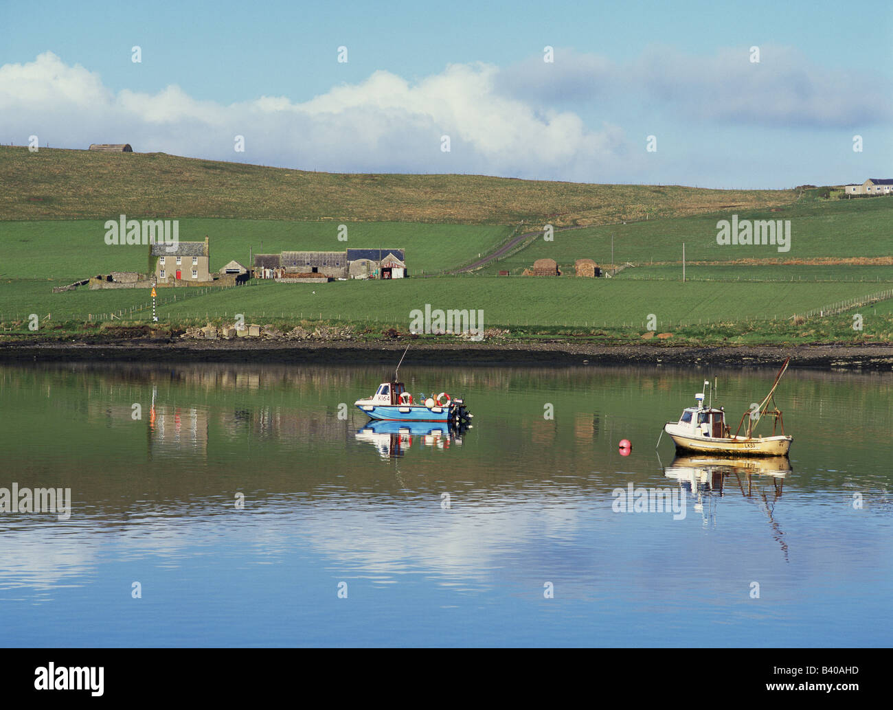 dh Houton Bay ORPHIR ORKNEY petits bateaux de pêche et ferme bateau calme eau paisible îles écossaises mer île ecosse Banque D'Images