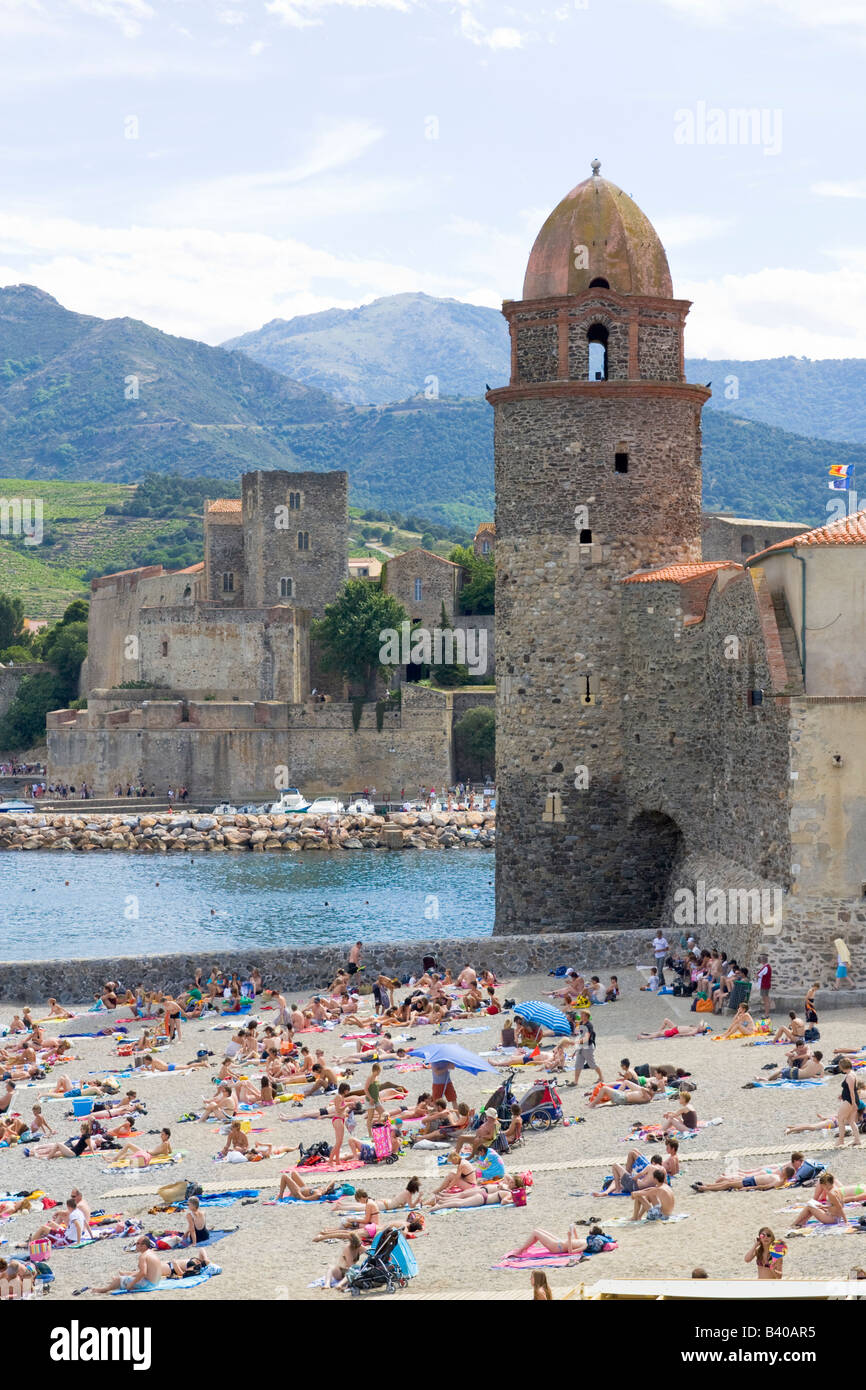 Vacationists se trouvent sur la plage St Vincent de Collioure / Sud de France Banque D'Images