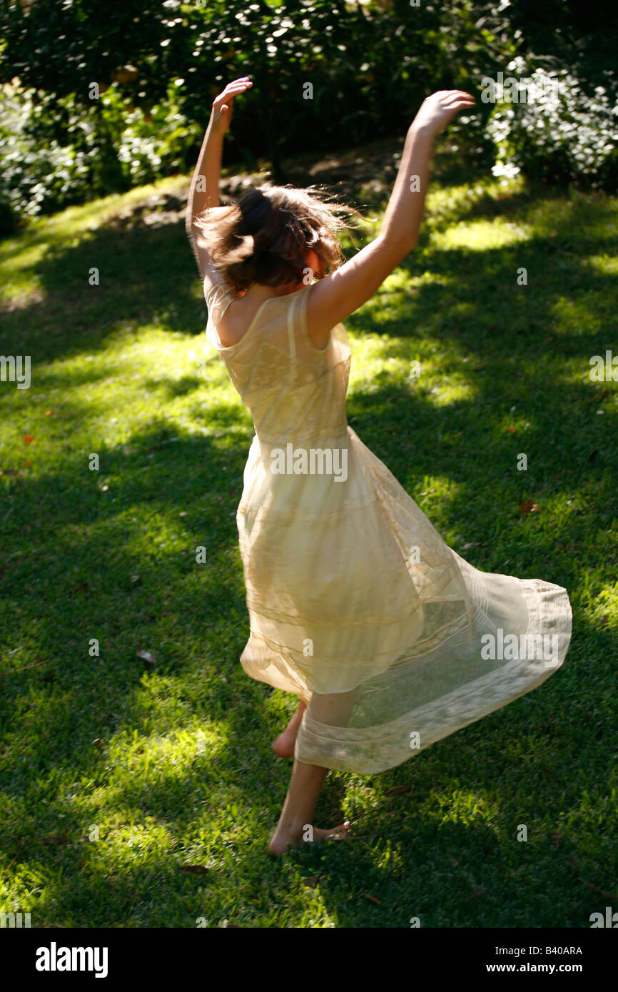 Une jeune fille insouciante, danses dans une cour Banque D'Images