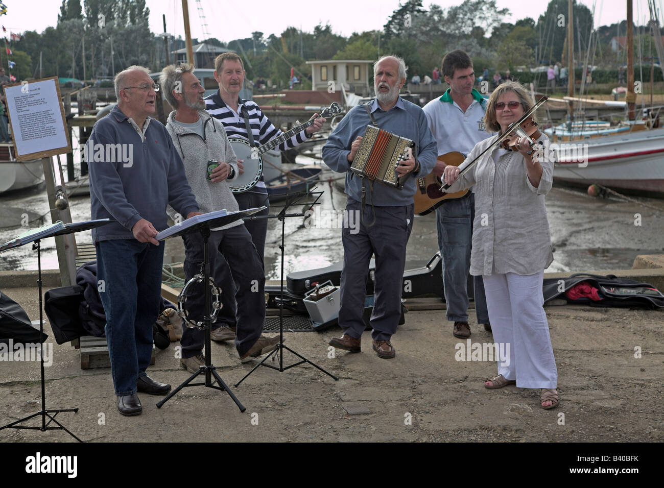 Musiciens chanter et jouer des mélodies et des chansons de marin Banque D'Images