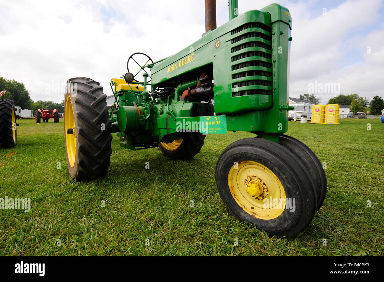 John Deer 1947 vieux tracteur agricole sur l'affichage à l'ferme historique du Michigan de démonstration Banque D'Images