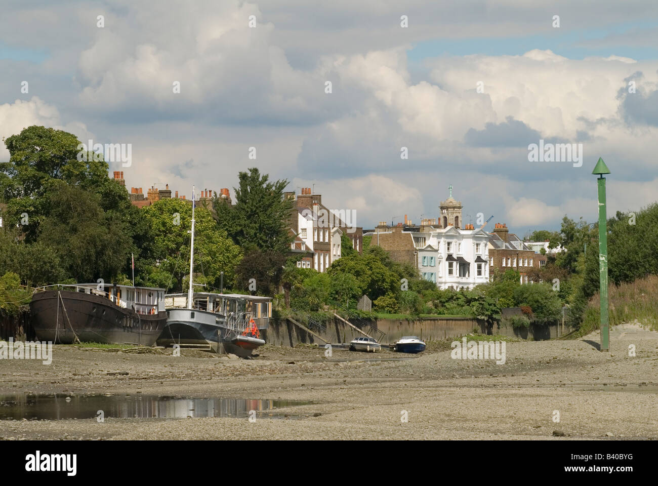 Tamise à marée basse à Chiswick Mall. House Boats, Island est appelé Chiswick Eyot London Green Pole Marker pour rameurs. ANNÉES 2008 2000 ROYAUME-UNI HOMER SYKES Banque D'Images