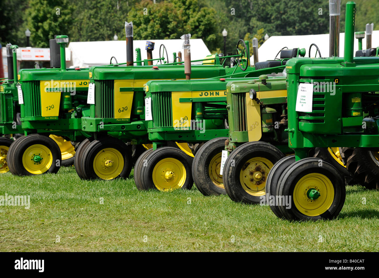 L'ancien patron de John Deer tracteurs de ferme sur l'affichage à l'ferme historique du Michigan de démonstration Banque D'Images