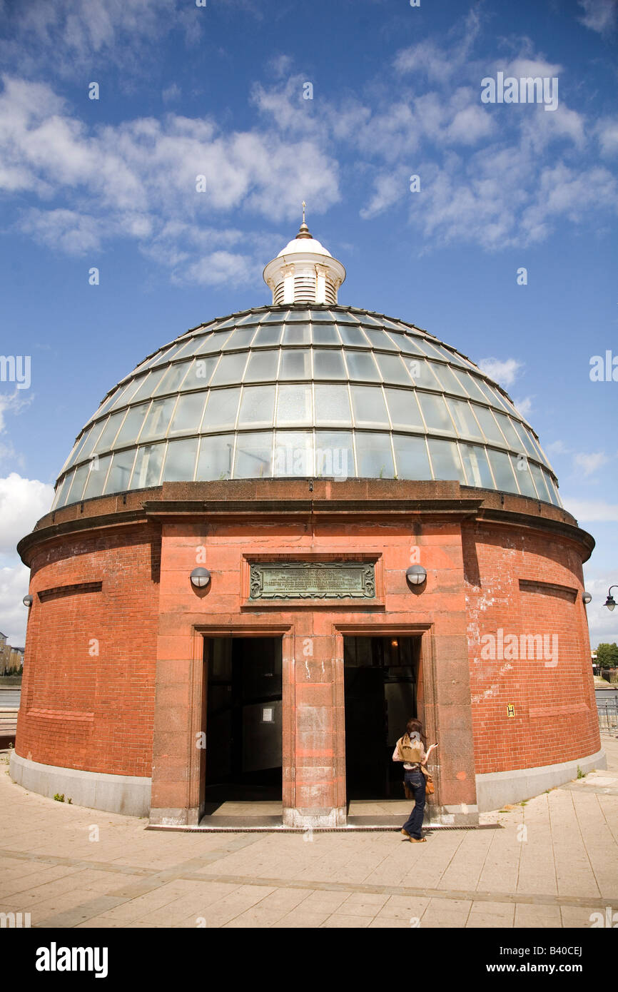 L'entrée du dôme tunnel piéton qui passe sous la Tamise de Greenwich à Londres. Banque D'Images