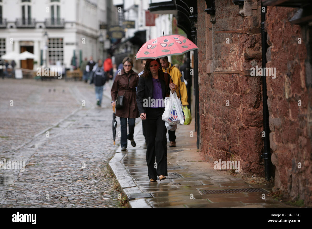 Les gens à Exeter dans la pluie Banque D'Images