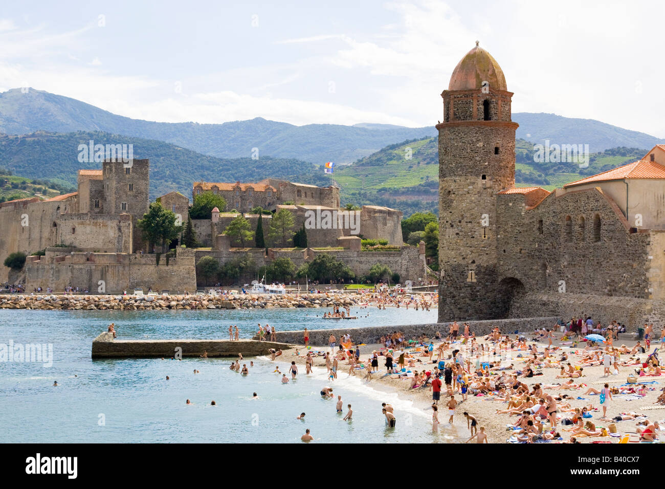 Vacationists se trouvent sur la plage St Vincent de Collioure / Sud de France Banque D'Images