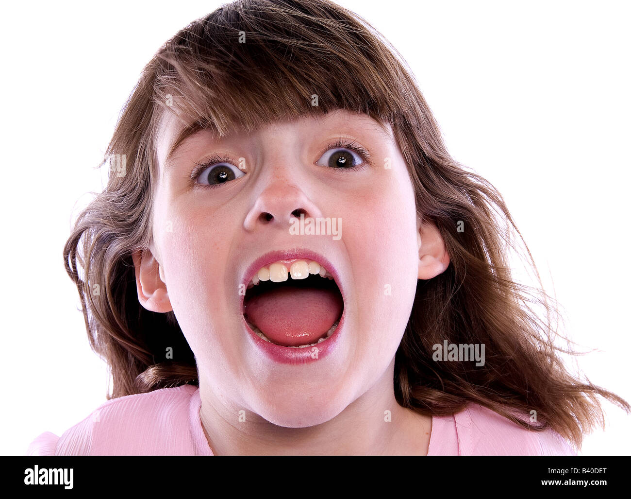 Jeune fille joyeuse avec bouche ouverte isolé sur fond blanc Banque D'Images